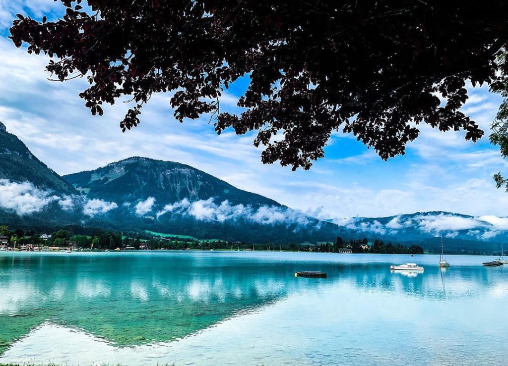 Wide shot of Wolfgangsee Lake and the mountains behind it, Austria