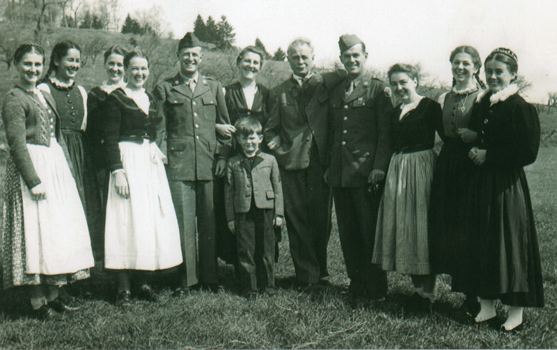 Von trapp family lined up together