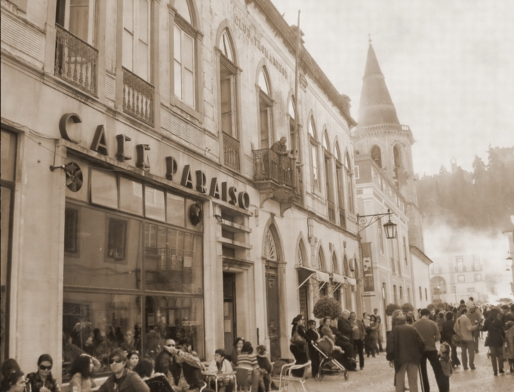 Tomar street with many people walking down it.