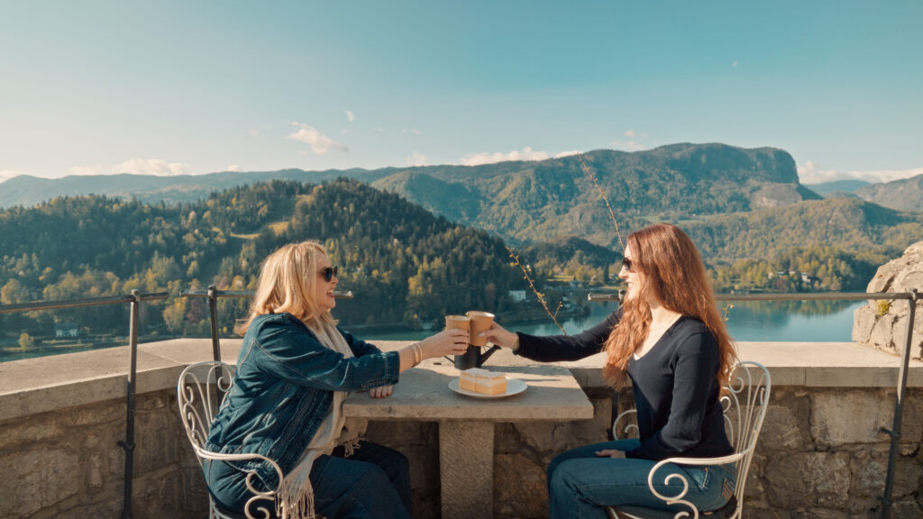 Traveling mother-daughter duo Tammy and Vivian share a coffee with amazing holiday views.