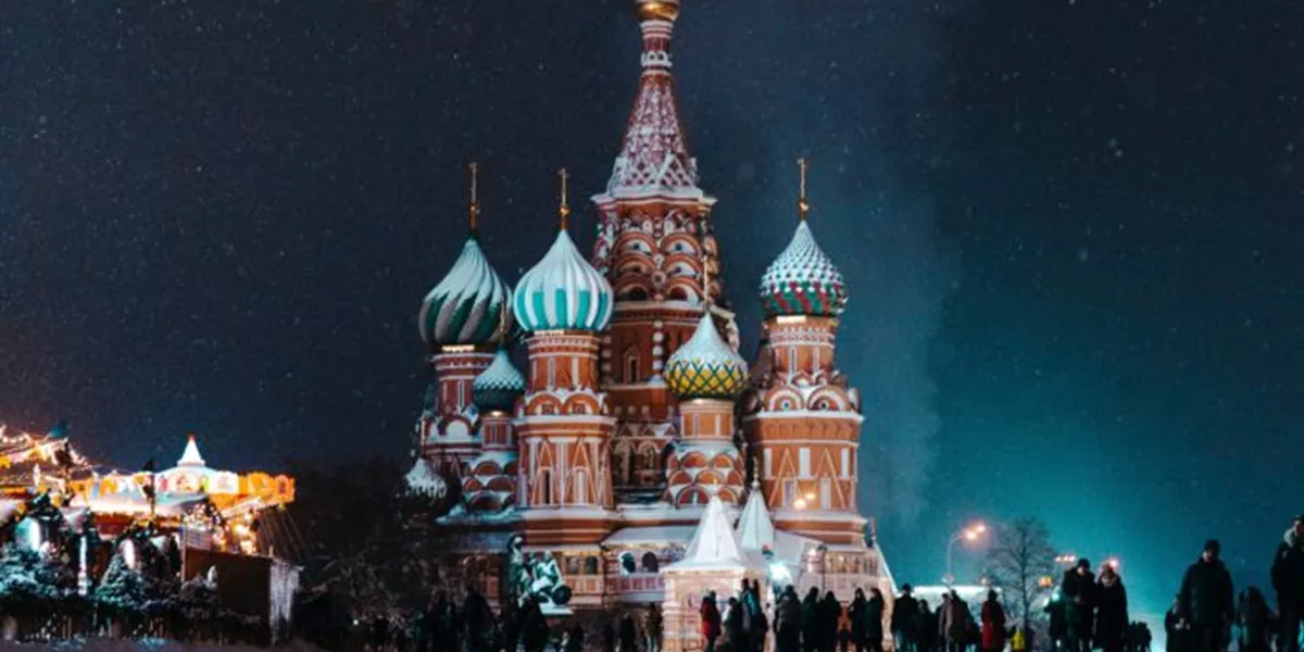 A vie of an orthodox church in Moscow by night.