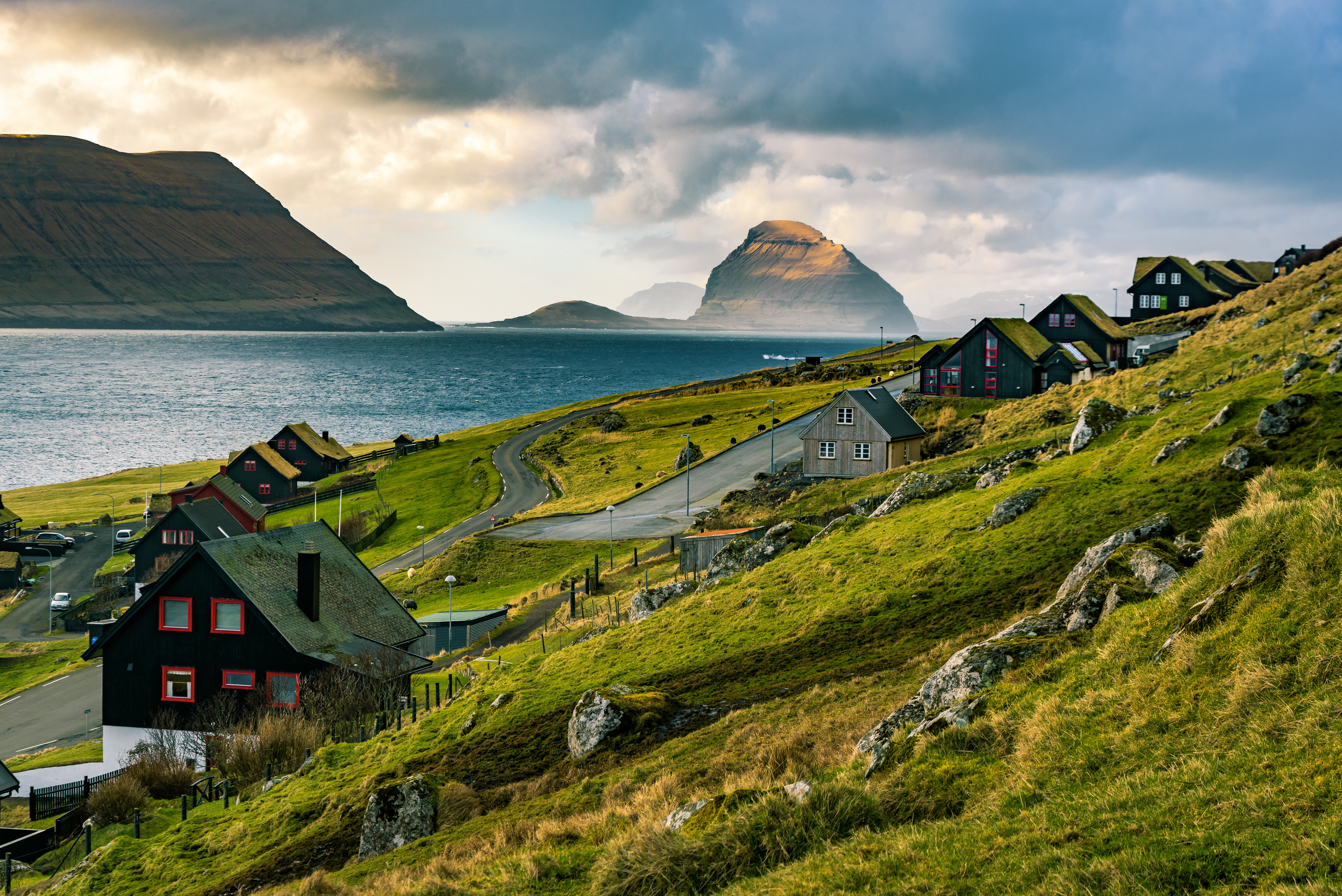 Кому принадлежат фарерские острова. Острова Дании Фарерские острова. Фарерские острова остров Калсой. Фарерские острова скалы Вестмана.