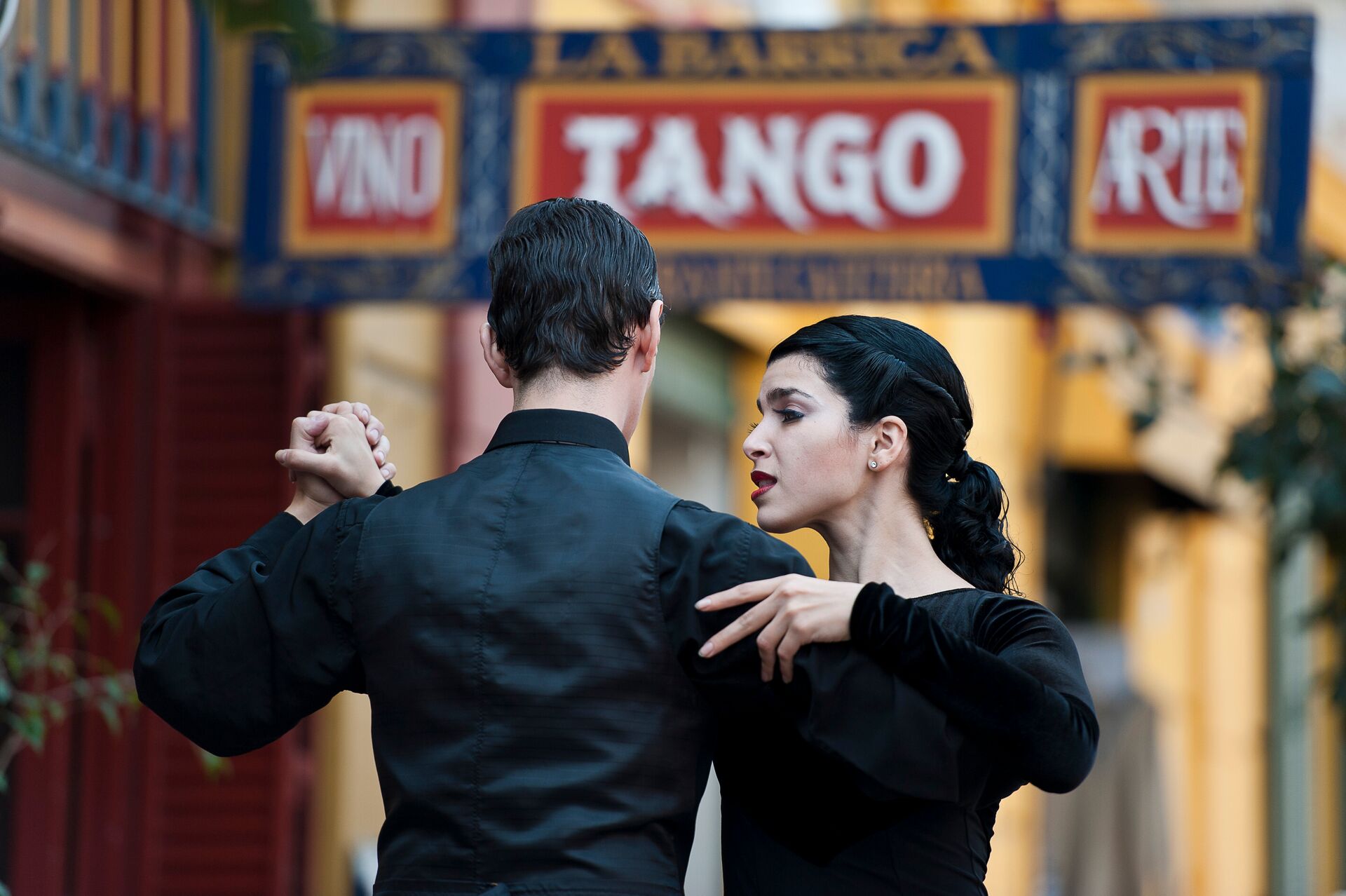 Large Street Dancers, Couple Dancing Tango, La Boca, Buenos Aires, Argentina 521985321