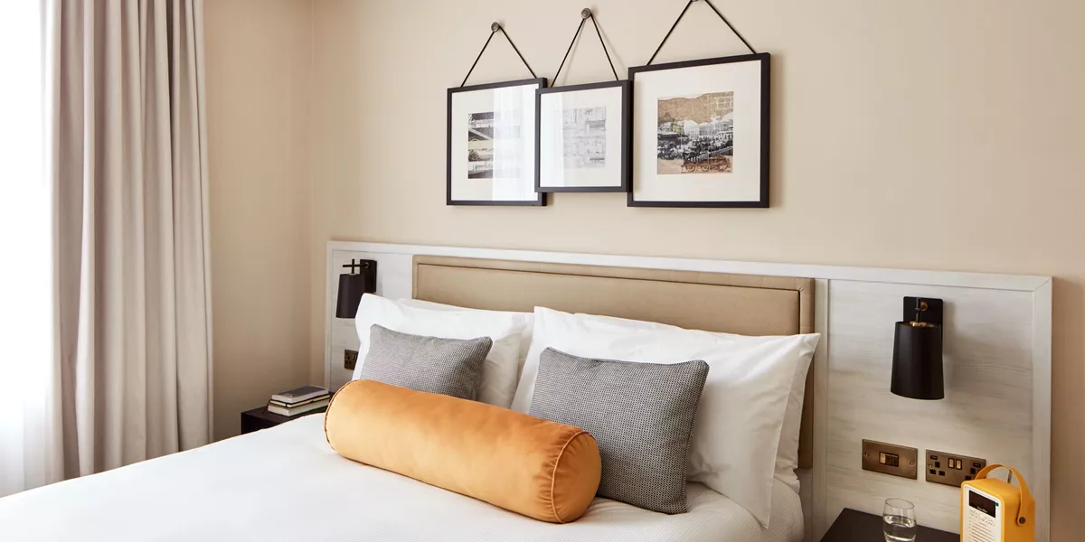 Large Clermont Hotel Victoria London Room