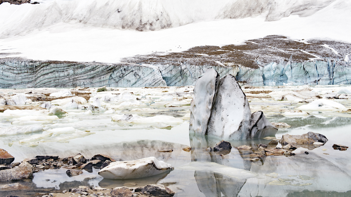 Ice floe in Cavell Pond, Jasper National Park © Brytta iStock
