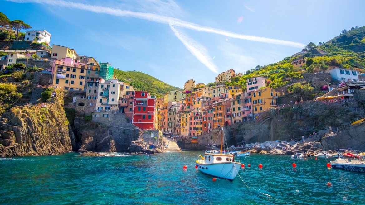 colourful houses blue ocean cinque terre italy