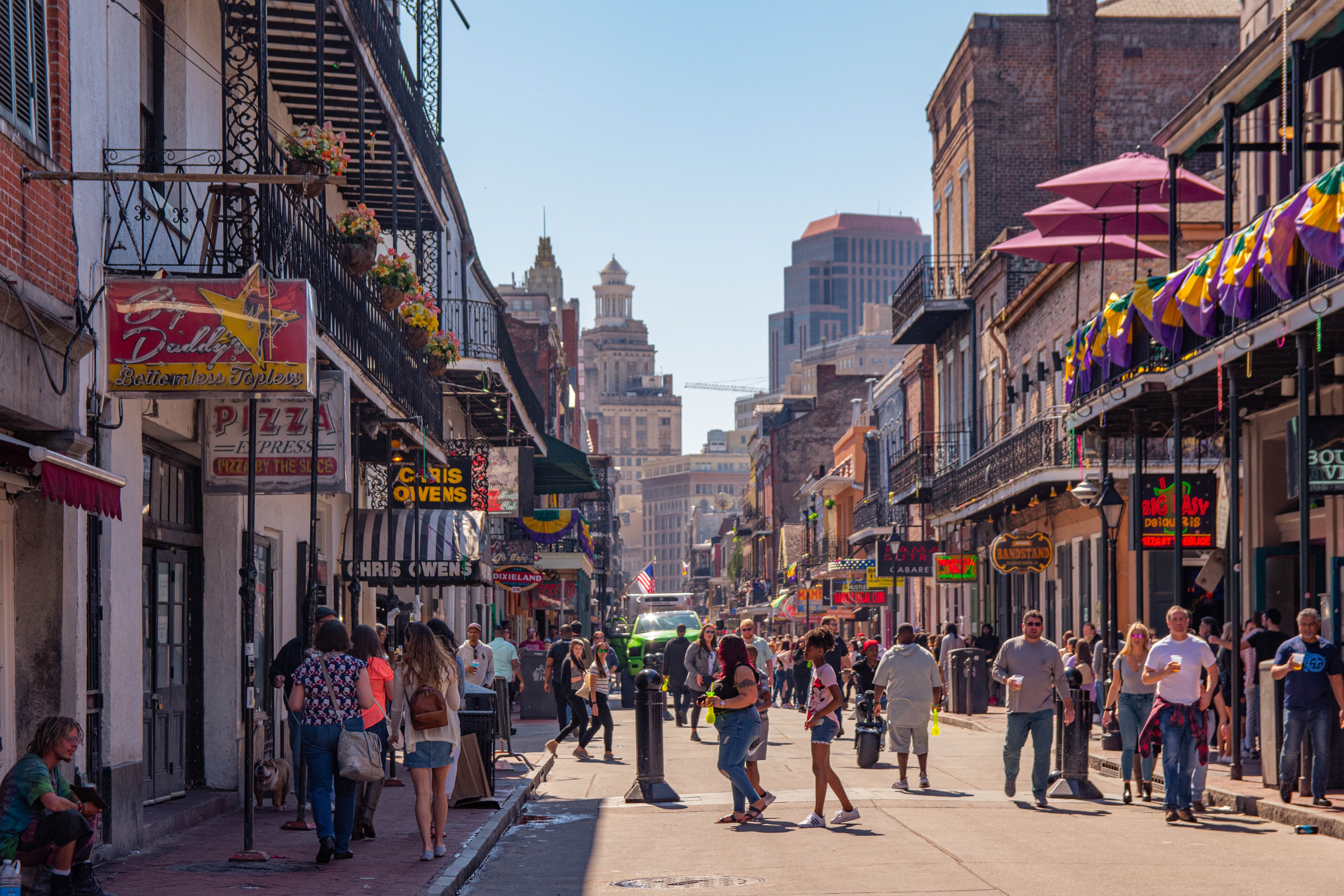 New Orleans Travel Guide 2023 - music architecture food