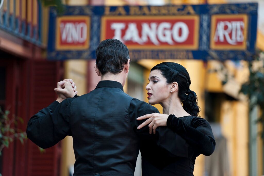 Image fo couple, dressed in black, dancing tango in a street in Buenos Aires