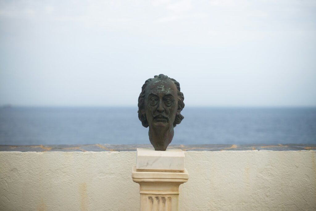 Photo of a statue of Salvador Dali's head